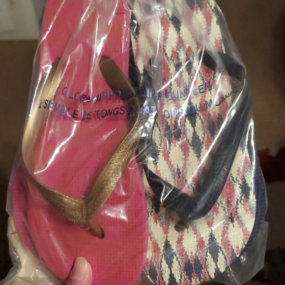 New Pack of 2 pair of flip flops - Picture 2 of 4